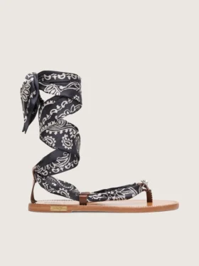 Platta sandaler med mörkblått paisleymönster och smyckesdetaljer