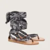 Platta sandaler med mörkblått paisleymönster och smyckesdetaljer