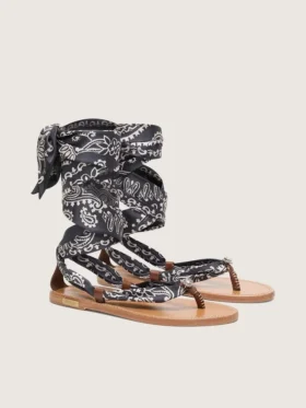 Platta sandaler med mörkblått paisleymönster och smyckesdetaljer