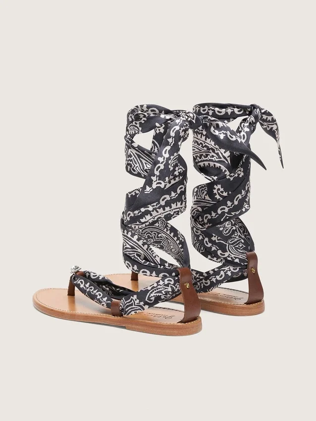 Platta sandaler med mörkblått paisleymönster och smyckesdetaljer