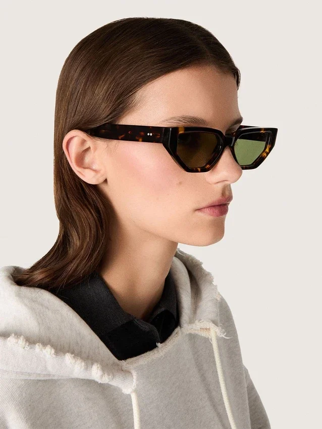 Rektangulära solglasögon med havannabrun båge