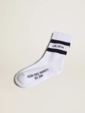 Ribbade strumpor med marinblå ränder och logotyp