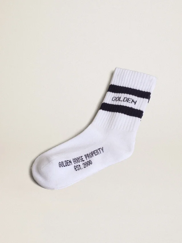 Ribbade strumpor med marinblå ränder och logotyp