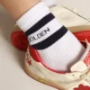 Ribbade strumpor med marinblå ränder och logotyp