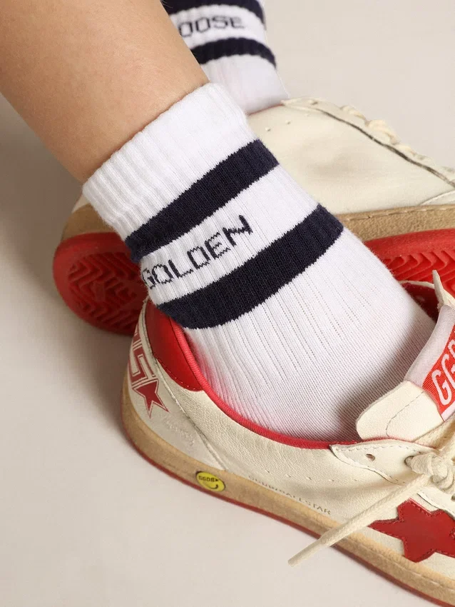 Ribbade strumpor med marinblå ränder och logotyp