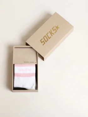 Ribbade strumpor med rosa ränder och logotyp