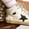 Ribbade strumpor med rosa ränder och logotyp