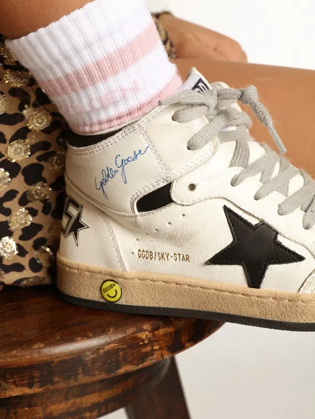 Ribbade strumpor med rosa ränder och logotyp