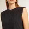 Ärmlös T-shirt i sliten svart nyans med ton-i-ton-broderi i gradient