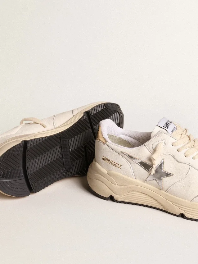 Running Sole i nappa med silverfärgad stjärna och guldfärgad läderflik på hälen