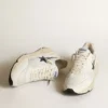 Running Sole i vitt läder och mesh med blå stjärna i laminerat läder
