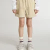 Sandfärgade shorts för flickor med broderad logotyp