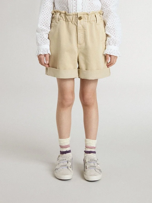 Sandfärgade shorts för flickor med broderad logotyp