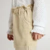 Sandfärgade shorts för flickor med broderad logotyp