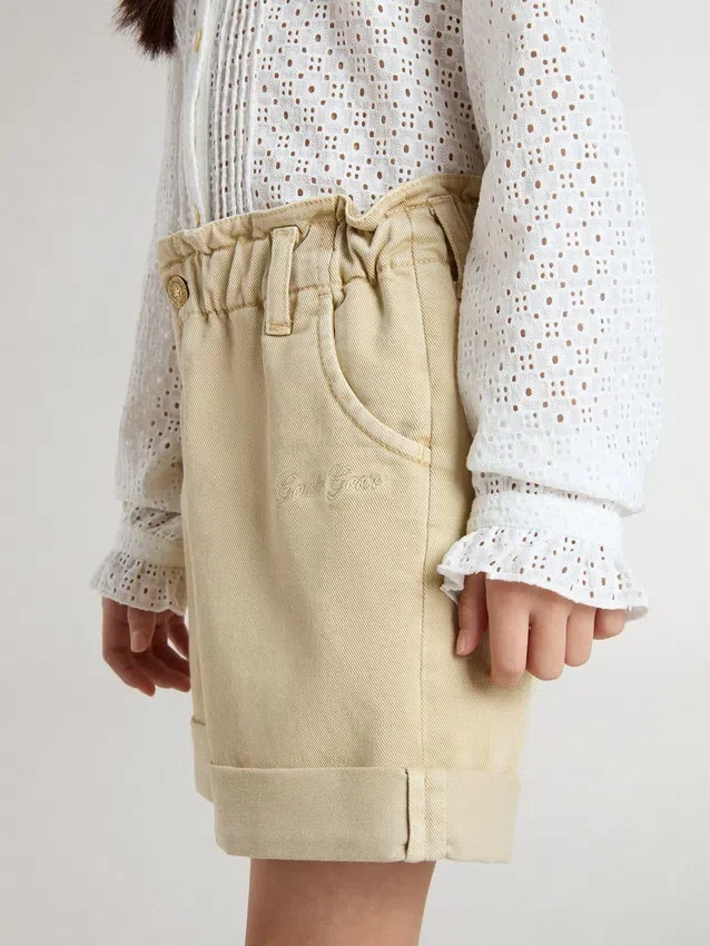 Sandfärgade shorts för flickor med broderad logotyp