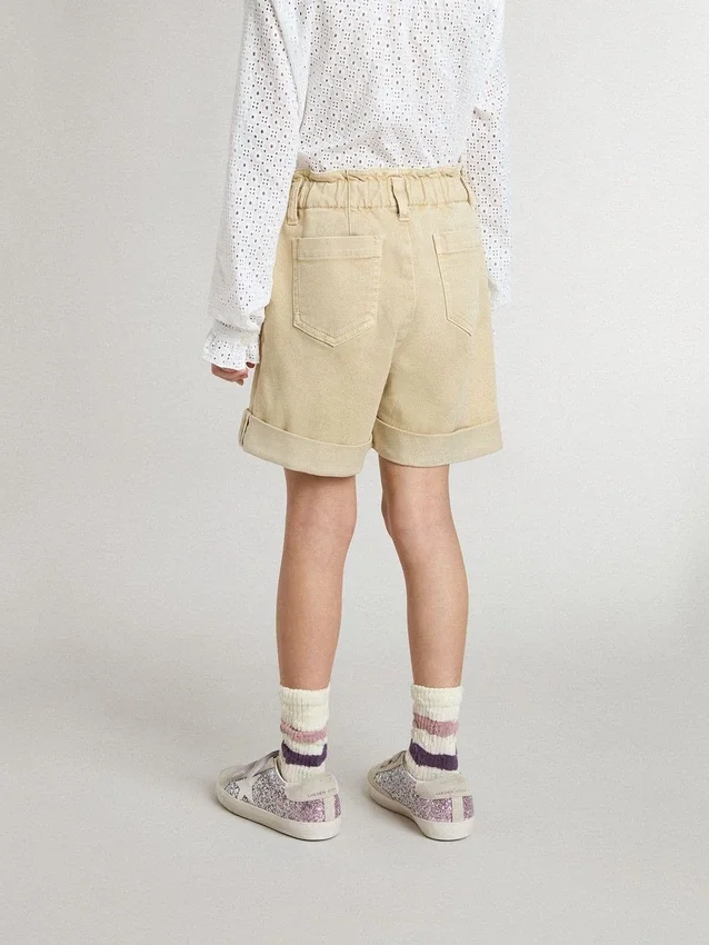 Sandfärgade shorts för flickor med broderad logotyp