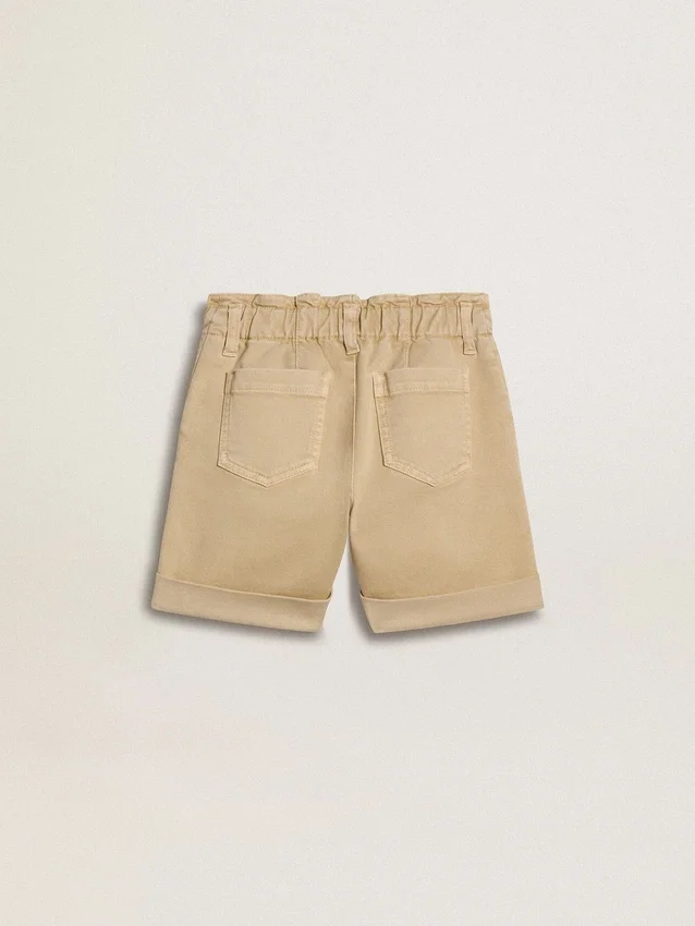 Sandfärgade shorts för flickor med broderad logotyp