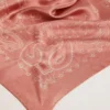 Scarf i gammalrosa med paisleymönster