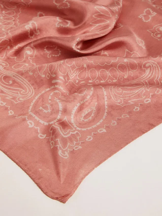 Scarf i gammalrosa med paisleymönster