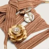 Skinn broderade skosnören i burgundy och peach, prydda med berlocker