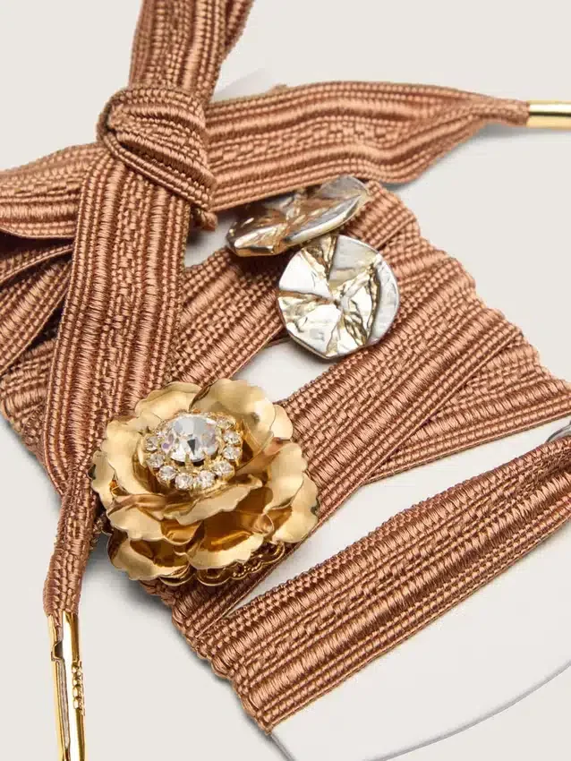 Skinn broderade skosnören i burgundy och peach, prydda med berlocker