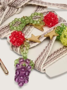 Skinn krämfärgade och duvgrå randiga broderade skosnören med tre fruktformade pärlberlocker