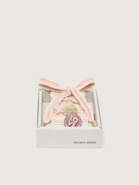 Skinn ljusbeige skosnören med rosa flätning, nål och applikationer