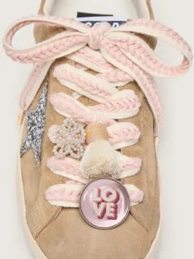 Skinn ljusbeige skosnören med rosa flätning, nål och applikationer