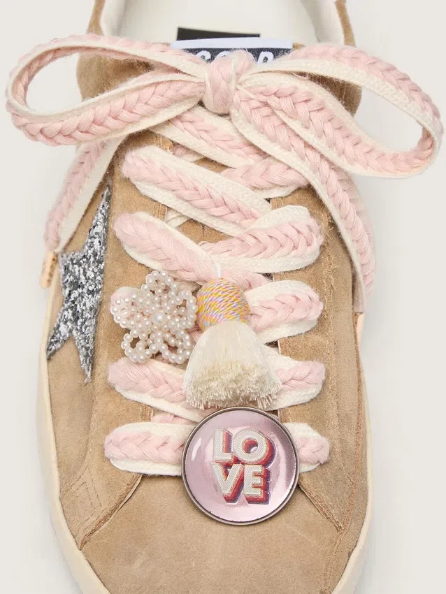 Skinn ljusbeige skosnören med rosa flätning, nål och applikationer