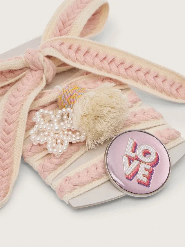 Skinn ljusbeige skosnören med rosa flätning, nål och applikationer