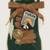Skinn med broderade skosnören i vinrött och persika med patch och två berlocker