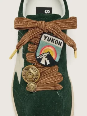Skinn med broderade skosnören i vinrött och persika med patch och två berlocker