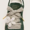 Skinn ”Vintage” – vita och beige skosnören med blomformad berlock