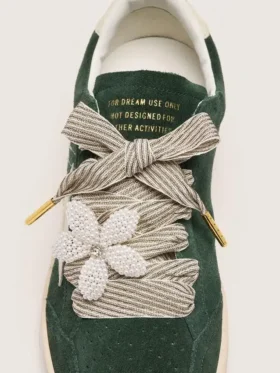 Skinn ”Vintage” – vita och beige skosnören med blomformad berlock