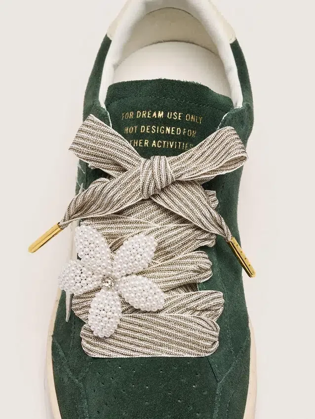 Skinn ”Vintage” – vita och beige skosnören med blomformad berlock