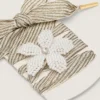 Skinn ”Vintage” – vita och beige skosnören med blomformad berlock