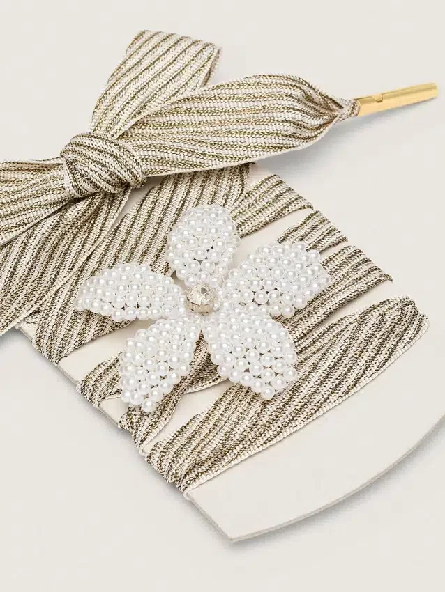 Skinn ”Vintage” – vita och beige skosnören med blomformad berlock