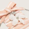 Skinn vita och rosa randiga skosnören med pärlor och kristallberlocker