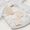Skinn vita skosnören med blomformade pärlbroderier