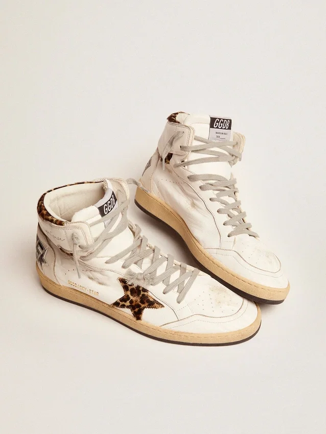 Sky-Star-sneakers med signatur på vristen och insatser i ponnyskinn med leopardmönster