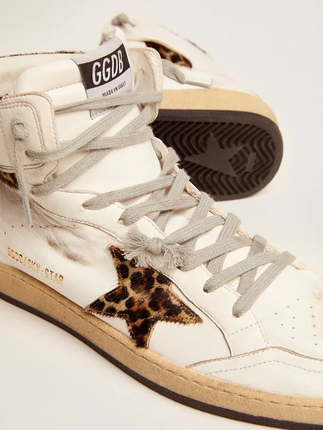 Sky-Star-sneakers med signatur på vristen och insatser i ponnyskinn med leopardmönster