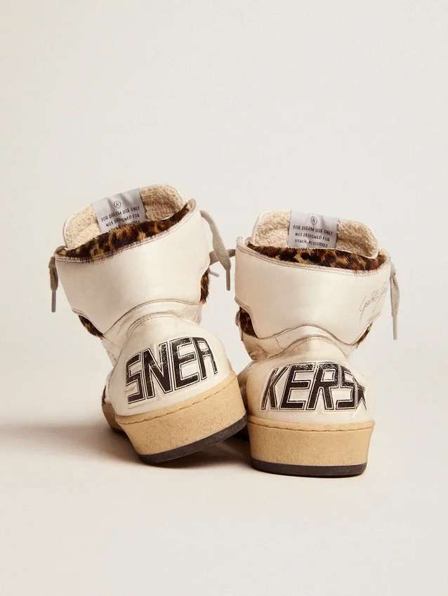 Sky-Star-sneakers med signatur på vristen och insatser i ponnyskinn med leopardmönster