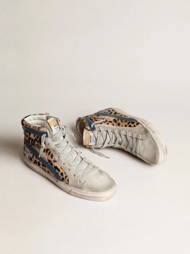 Slide i ponnyskinn med leopardmönster och silverfärgad läderstjärna