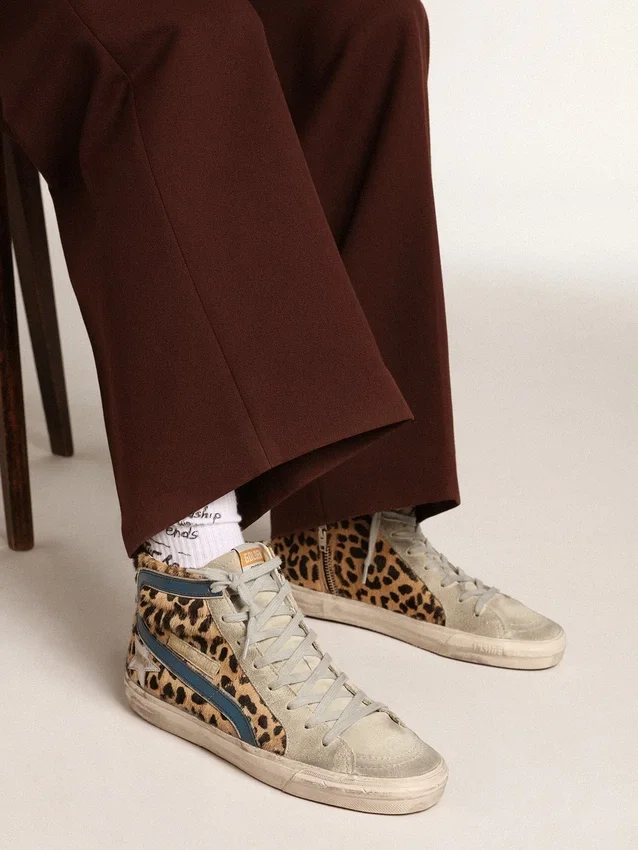 Slide i ponnyskinn med leopardmönster och silverfärgad läderstjärna