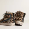 Slide i ponnyskinn med leopardmönster och silverfärgad läderstjärna