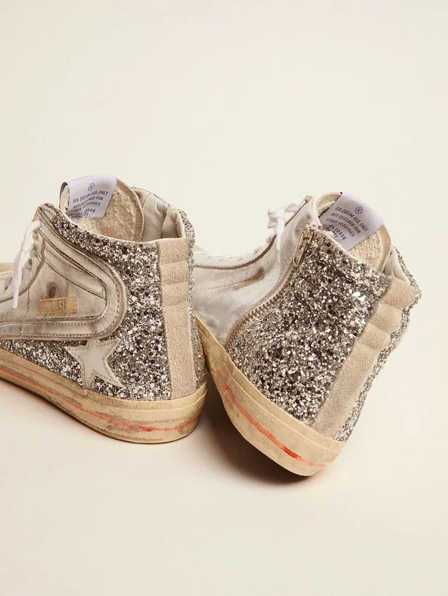 Slide med ovandel i laminerat läder och silverglitter