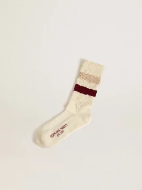 Slitna vita strumpor med slitna detaljer och beige och vinröda ränder