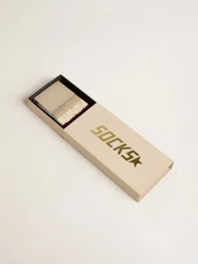 Slitna vita strumpor med slitna detaljer och beige och vinröda ränder