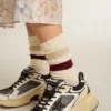 Slitna vita strumpor med slitna detaljer och beige och vinröda ränder