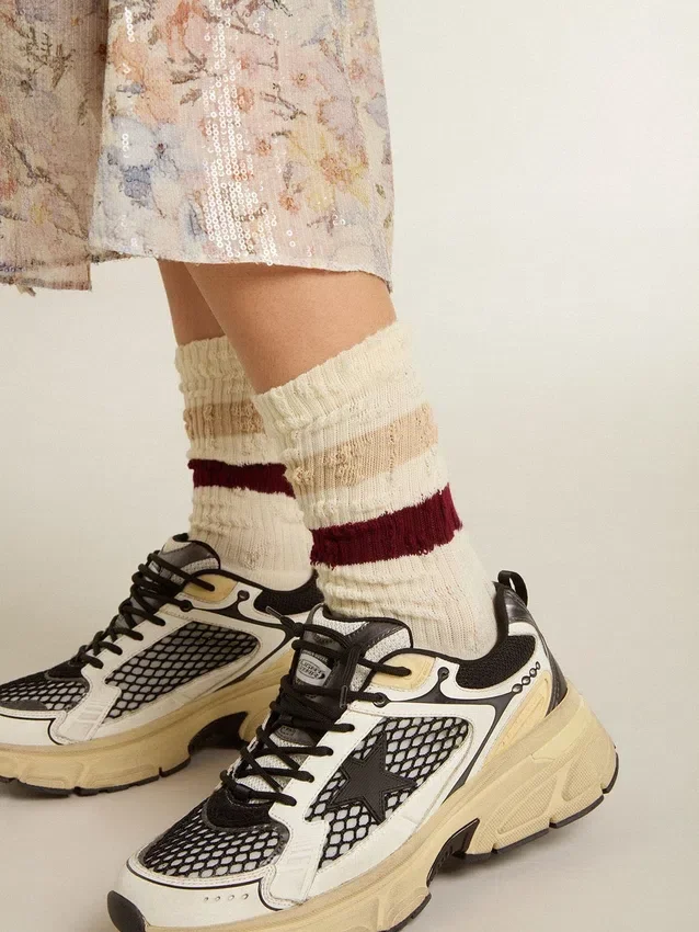 Slitna vita strumpor med slitna detaljer och beige och vinröda ränder
